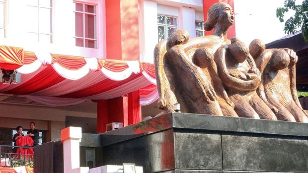 Megawati Resmikan Monumen Kudatuli di Kantor DPP PDIP Ketua Umum PDIP, Megawati Soekarnoputri meresmikan monumen sejarah peristiwa kerusuhan 27 Juli atau biasa dikenal Kudatuli di kantor DPP PDIP, Menteng 58, Jakarta Pusat, Senin (27/7).