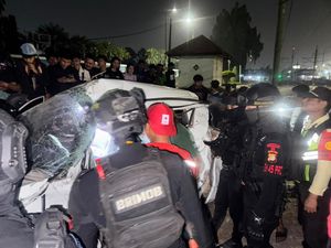 Mobil yang Tertabrak KA Gajayana di Bekasi Terseret 30 Meter