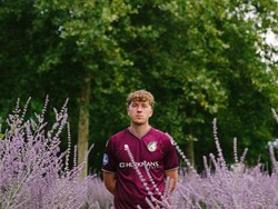 Pemain pinjaman Fortuna Sittard dari Oxford United Ole Romeny jadi salah satu model perilisian jersey away tersebut. Dia tampak berfoto di sebuah taman yang asri. (Foto: dok. Fortuna Sittard)