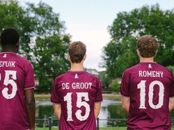 Font nama dan nomor punggung jersey terinspirasi dari arsitektur Kapel Santa Rosa yang berada di Sittard. Terdapat corak duri-duri mawar yang mengelilingi nomor. (Foto: dok. Fortuna Sittard)