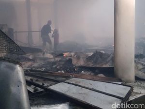 Lapak Ludes Terbakar, Pedagang Pasar Bayat Bawa Pulang Dagangan