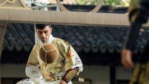 Cute Banget..., Gelandang Barcelona Pedri Kenakan Pakaian Tradisional China-Main Cuju