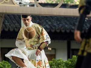 Cute Banget..., Gelandang Barcelona Pedri Kenakan Pakaian Tradisional China-Main Cuju