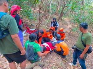 Turun dari Bukit Klotok Kediri, Pendaki Perempuan Terpeleset