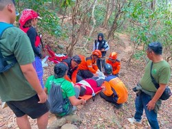 Turun dari Bukit Klotok Kediri, Pendaki Perempuan Terpeleset