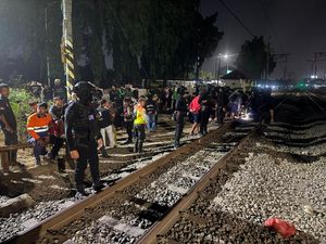 Brimob Bantu Evakuasi Mobil yang Tertabrak KA Gajayana di Bekasi