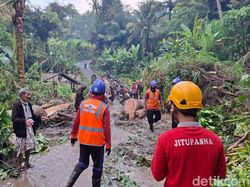 Hujan Deras Picu Longsor hingga Jalan Jebol di Karangasem