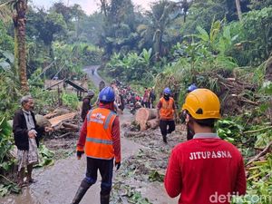 Hujan Deras Picu Longsor hingga Jalan Jebol di Karangasem