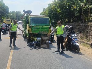 Pemotor di Pringsewu Tewas Tabrak Truk Pasir Usai Gagal Salip Mobil di Tikungan