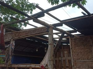 Angin puting beliung menerjang Dusun Ngadirejo, Banyuwangi merusak 12 rumah-tumbangkan pohon. Kerugian ditaksir Rp 25 juta, bantuan darurat segera disalurkan.
