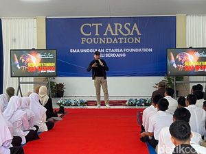 Motivator Bagikan Tips Sukses ke Siswa SMA Unggulan CT Arsa Foundation Deli Serdang