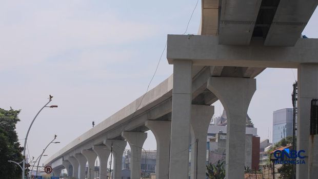 Suasana pengerjaan proyek jalur Lintas Raya Terpadu (LRT) Jakarta rute Velodrome–Manggarai (Fase 1B) di area Rawamangun, Jakarta, Senin (27/7/2026). (CNBC Indonesia/Faisal Rahman)