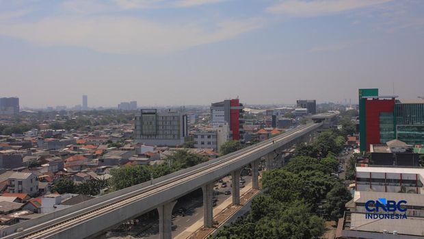 Suasana pengerjaan proyek jalur Lintas Raya Terpadu (LRT) Jakarta rute Velodrome–Manggarai (Fase 1B) di area Rawamangun, Jakarta, Senin (27/7/2026). (CNBC Indonesia/Faisal Rahman)