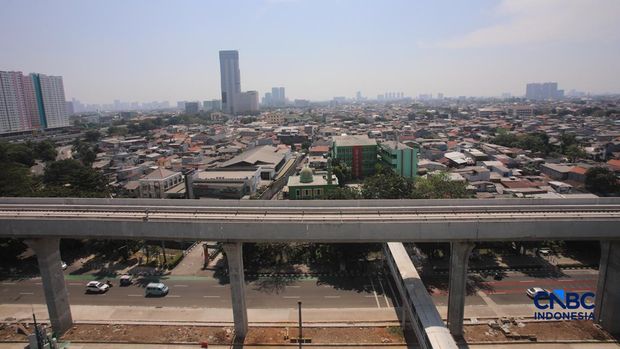 Suasana pengerjaan proyek jalur Lintas Raya Terpadu (LRT) Jakarta rute Velodrome–Manggarai (Fase 1B) di area Rawamangun, Jakarta, Senin (27/7/2026). (CNBC Indonesia/Faisal Rahman)