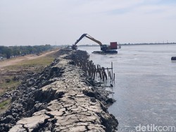 Pernah Bocor-Ancam Rel, Tanggul Lumpur Lapindo Ini Terus Ditinggikan