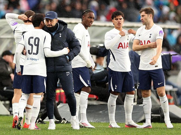 AUCKLAND, NEW ZEALAND - JULY 26: Tottenham Hotspur manager Roberto De Zerbi (C) with the reserves  during the pre-season friendly match between Auckland FC and Tottenham Hotspur at Eden Park on July 26, 2026 in Auckland, New Zealand. (Photo by Fiona 