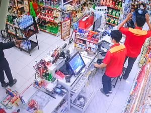Aksi Mencekam Rampok Bersenjata Api di Minimarket di Majalengka