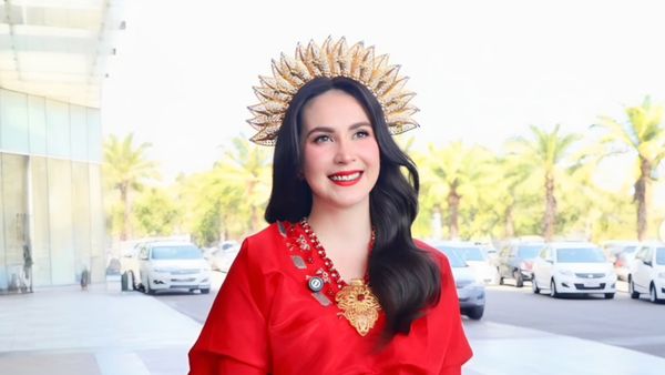 8 Pesona Arumi Bachsin Pakai Baju Bodo Warna Merah, Anggun & Cantik Maksimal