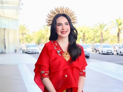 8 Pesona Arumi Bachsin Pakai Baju Bodo Warna Merah, Anggun & Cantik Maksimal
