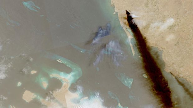Citra satelit campuran menunjukkan jejak asap nan mengepul, ketika golongan Houthi Yaman nan berkawan dengan Iran mengatakan pada hari Sabtu, 25 Juli, bahwa mereka melakukan operasi nan menargetkan akomodasi Saudi Aramco di Jizan dan Yanbu, menurut pernyataan ahli bicara militer golongan tersebut, Yahya Sare, di provinsi Jazan, Arab Saudi, 26 Juli 2026. (European Union/Copernicus Sentinel-2/Handout via REUTERS)