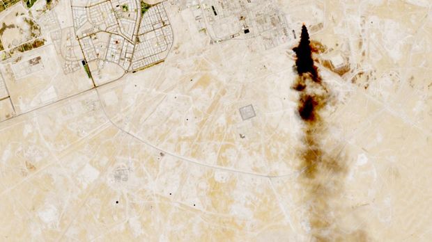 Citra satelit menunjukkan asap keluar dari akomodasi minyak, sementara golongan Houthi Yaman nan berkawan dengan Iran mengatakan pada hari Senin bahwa mereka menargetkan sejumlah letak pasokan dan transportasi minyak mentah nan sensitif, menurut pernyataan ahli bicara militer golongan tersebut, Yahya Sare, di Abqaiq, Arab Saudi, 27 Juli 2026. (Courtesy European Union/Copernicus Sentinel-2/Handout via REUTERS)