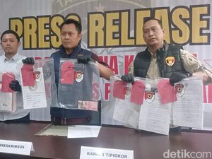 Eks Ketua DPRD Mamuju Serahkan Sertifikat Tanah Pengganti Kerugian Rp 795 Juta