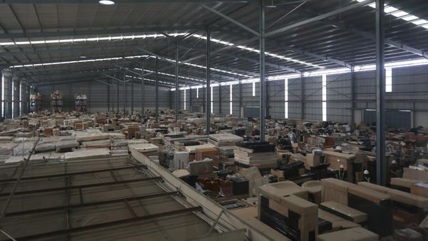 Luasnya Gudang Isi Barang Eks Hotel Sultan, Kasur di Mana-mana