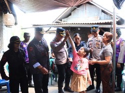 Polres Tabanan Salurkan Tali Asih untuk Keluarga Korban Pengeroyokan di Baturiti