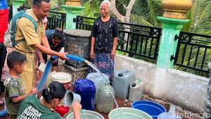 BPBD Trenggalek Distribusikan Air Bersih