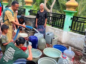 BPBD Trenggalek Distribusikan Air Bersih