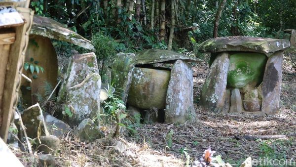 Rupa Kuburan Batu Leluhur Dayak, Berbentuk Mangkuk Berisi Tulang