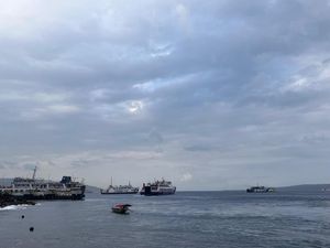 28 Kapal Penyeberangan Ketapang Tertahan Akibat Pelabuhan Ditutup 2 Kali