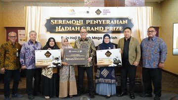 Mega Syariah Serahkan Grand Prize Voucher Haji Khusus Rp 245 Juta