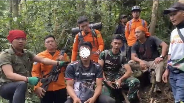 Pria Bawa Senapan Angin Naik Gunung Dempo, Ancam dan Paksa 6 Pendaki Berendam pendaki yang bawa senapan ke Gunung Dempo saat diamankan petugas gabungan