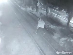 Aksi Heroik Penjaga Perlintasan Bertaruh Nyawa Selamatkan Pria dari KA
