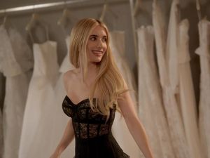 Gaya Unik Emma Roberts Saat Pernikahan, Pakai Gaun Vintage Warna Hitam