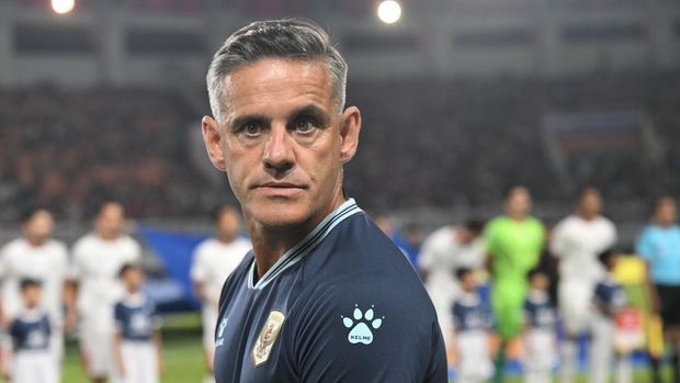 Pelatih Timnas Indonesia John Herdman bersiap memimpin anak latihnya melawan Timnas Kamboja pada pertandingan Grup A ASEAN Championship atau Piala AFF 2026 di Stadion Gelora Pakansari, Kabupaten Bogor, Jawa Barat, Senin (27/7/2026). ANTARA FOTO/Bayu Pratama S/app/tom.