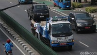 Satpol PP Tertibkan Atribut Partai Kedaluwarsa di Jalan Pasar Baru