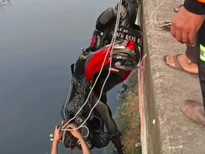 Motor Nyemplung ke Kali Mookervart Jakbar, Pengendara Terluka