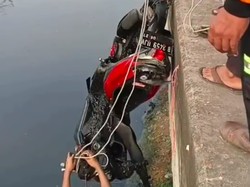 Motor Nyemplung ke Kali Mookervart Jakbar, Pengendara Terluka