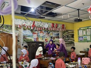 Miris Murid SD Tengah Kota Semarang Belajar di Bawah Ancaman Atap Ambrol