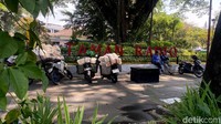 Ironi Taman Radio Bandung: Sejuk tapi Kumuh Terkepung Sampah