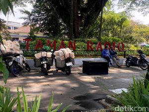 Ironi Taman Radio Bandung: Sejuk tapi Kumuh Terkepung Sampah