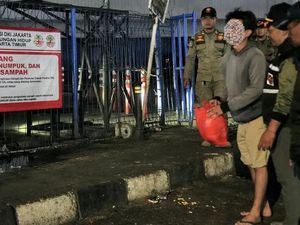 3 Warga Jaktim Buang Sampah Sembarangan, Tepat Bawah Spanduk Larangan Pula!