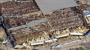 Tornado Hantam AS, Atap Bangunan Beterbangan