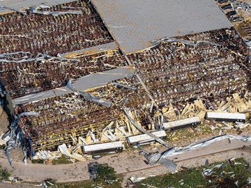 Tornado Hantam AS, Atap Bangunan Beterbangan
