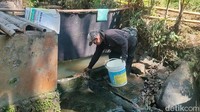 Krisis Air di Cianjur, Warga Terpaksa Mandi Air Sungai Kotor