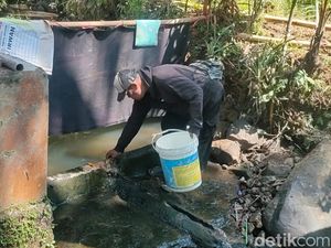 Krisis Air di Cianjur, Warga Terpaksa Mandi Air Sungai Kotor
