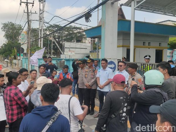 Warga Geruduk Kantor PLN UP3 Banjarmasin Protes Pemadaman Bergilir