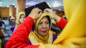 Puluhan Lansia Wisuda Setelah Rampungkan Pendidikan Nonformal